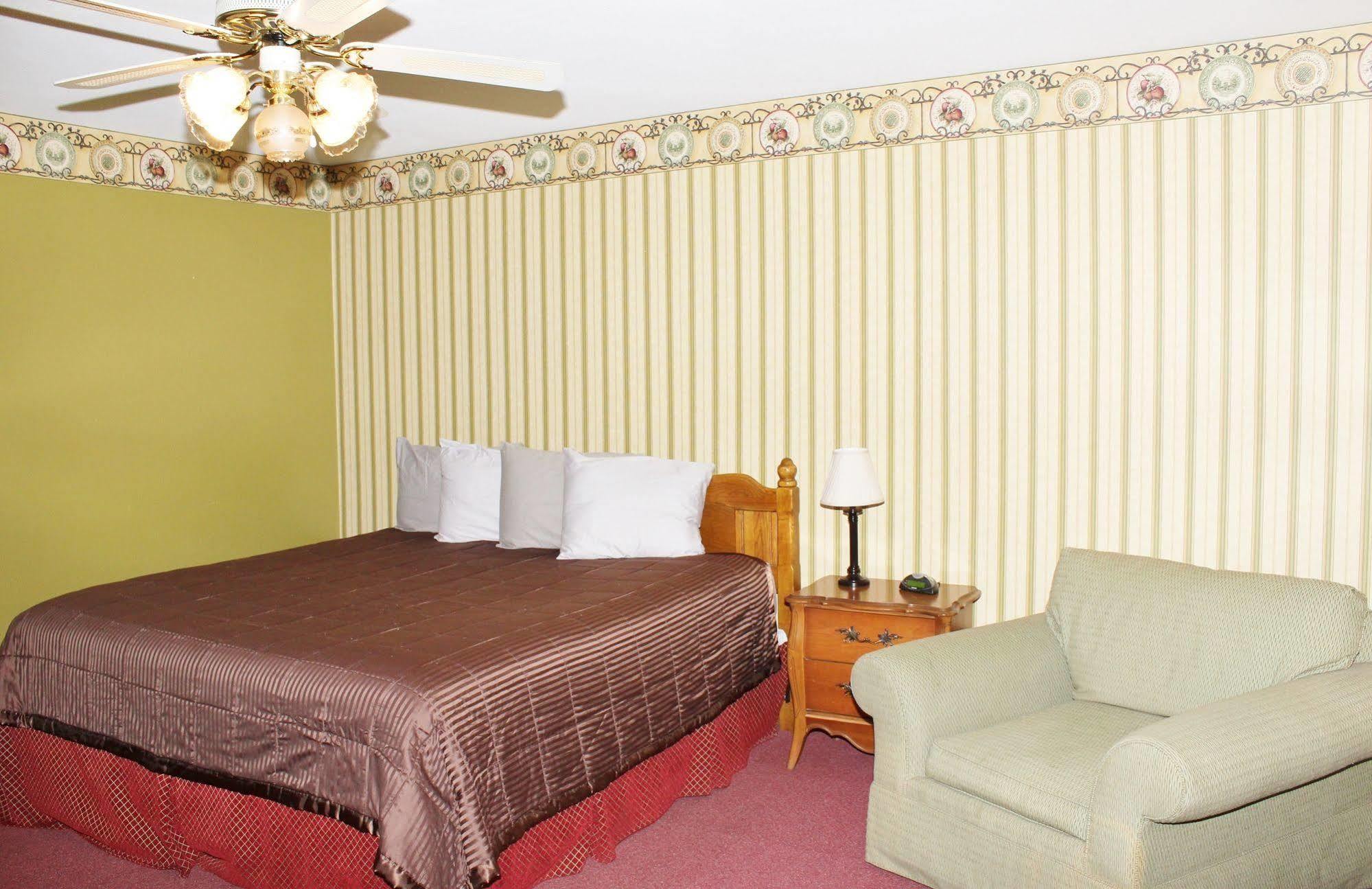Blue Spruce Motel Масена Екстериор снимка